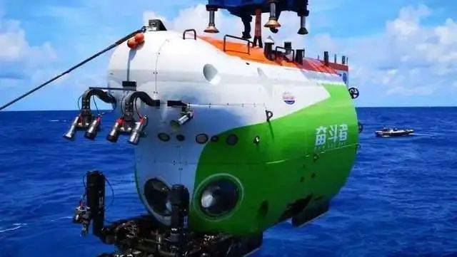 奋斗者"号全海深载人潜水器成功完成万米海试胜利返航