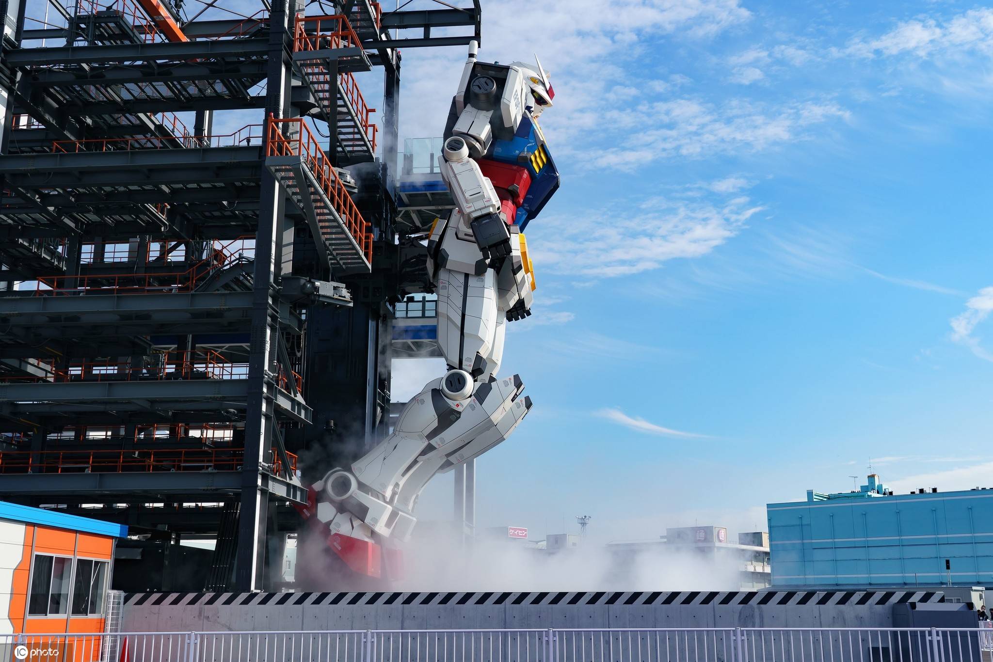 高达|童年的回忆！日本巨型高达机器人亮相 高度18米超震撼