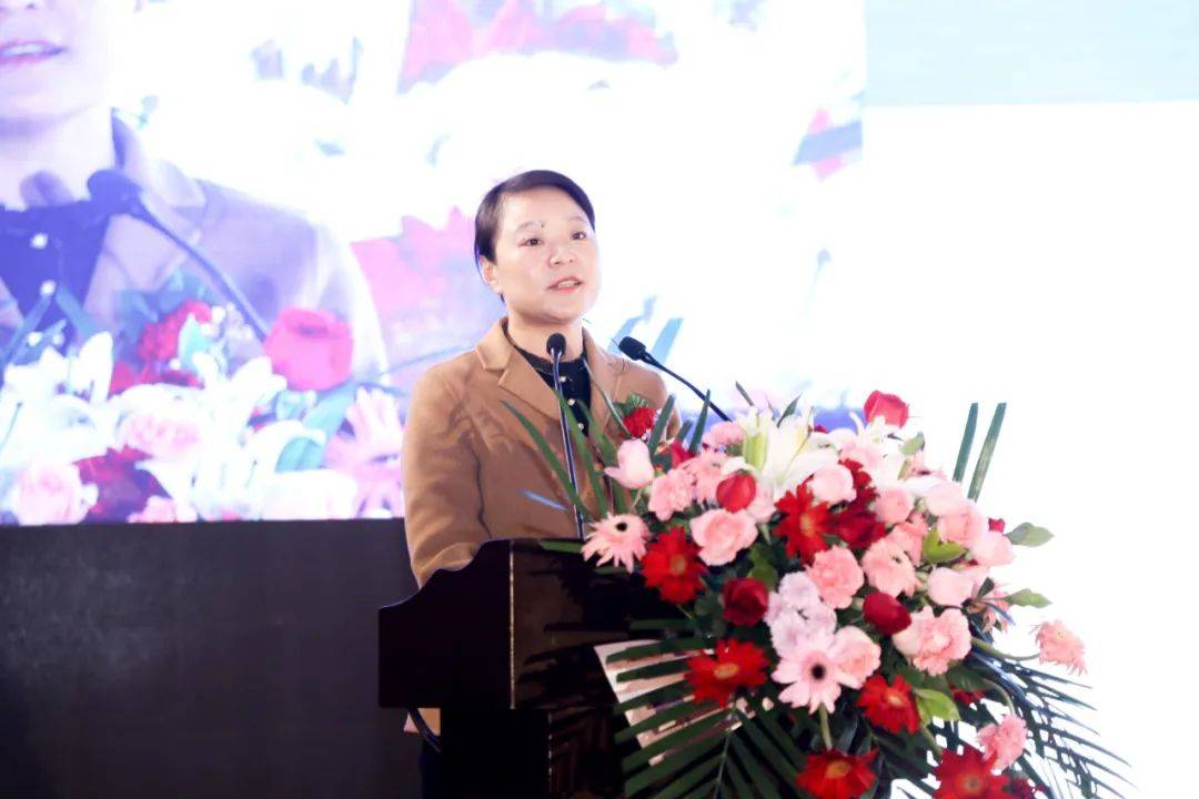谷城县人民政府副县长雷晓红作了谷城县招商推介