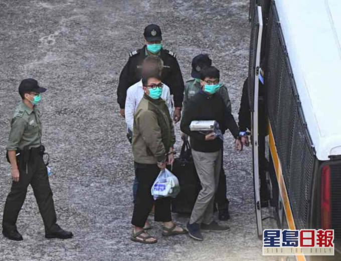黄之锋、周庭等3人今日下午判刑，被囚车押往法
