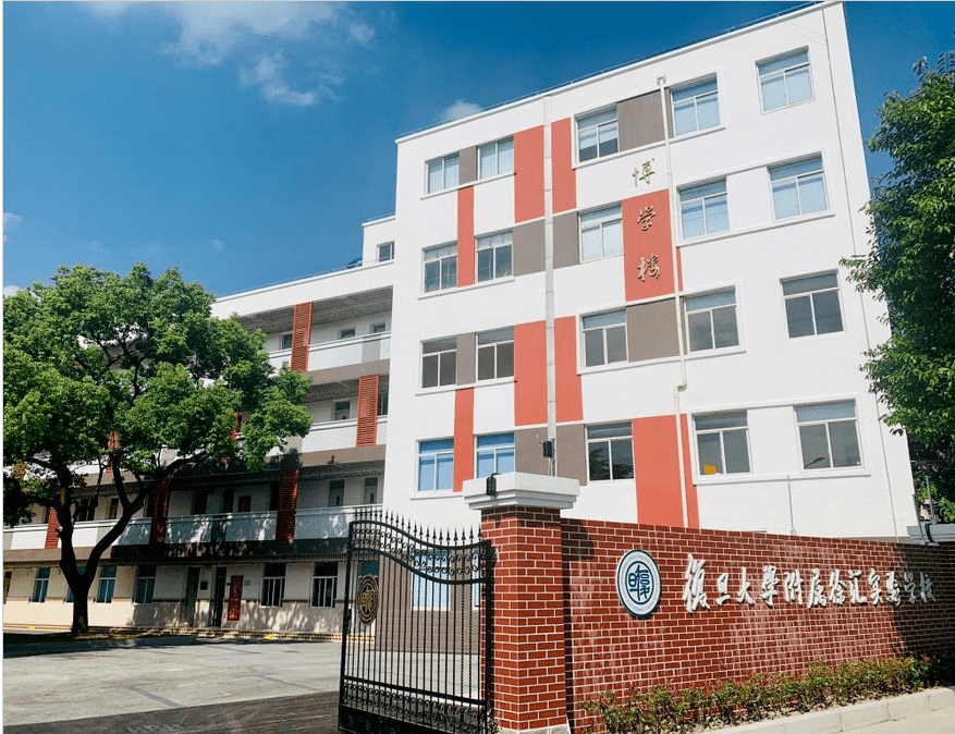 01 师生配比 复旦大学附属徐汇实验学校为1:10,简单来说就是一个老师