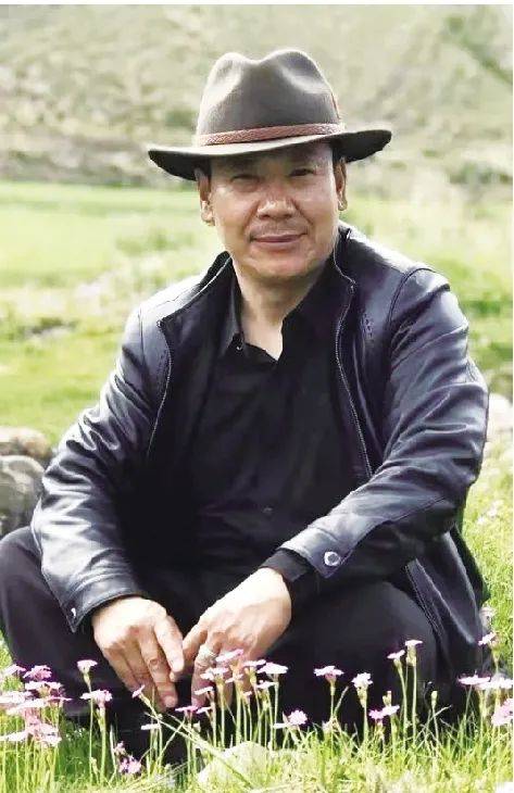 文化名人访谈丨用文字塑造故乡的"语法空间"——访诗人扎西才让