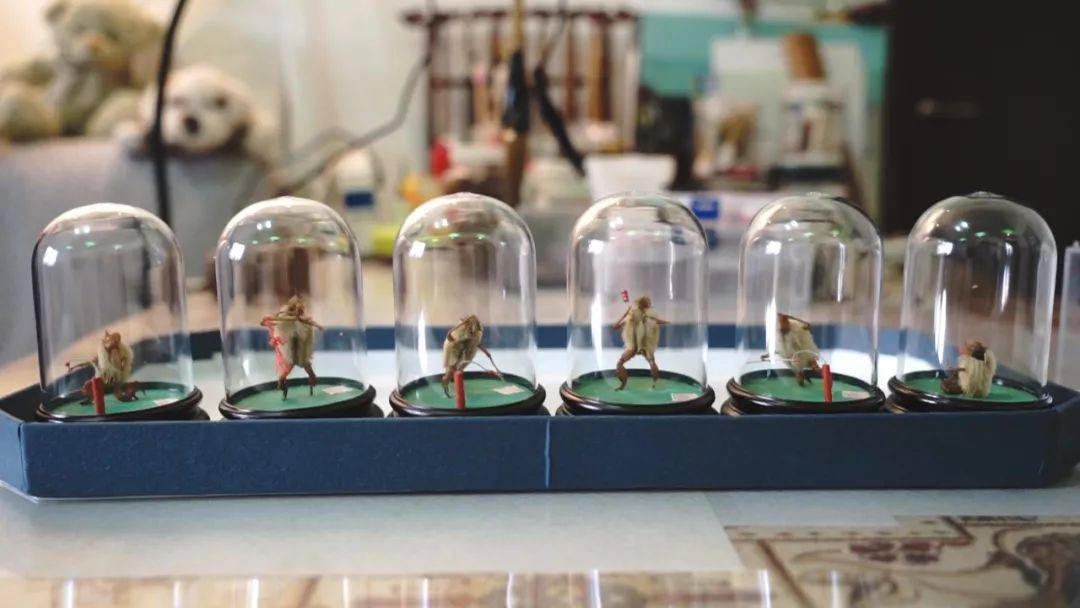 她向记者展示的是自己亲手制作的老北京传统手工艺品—毛猴儿