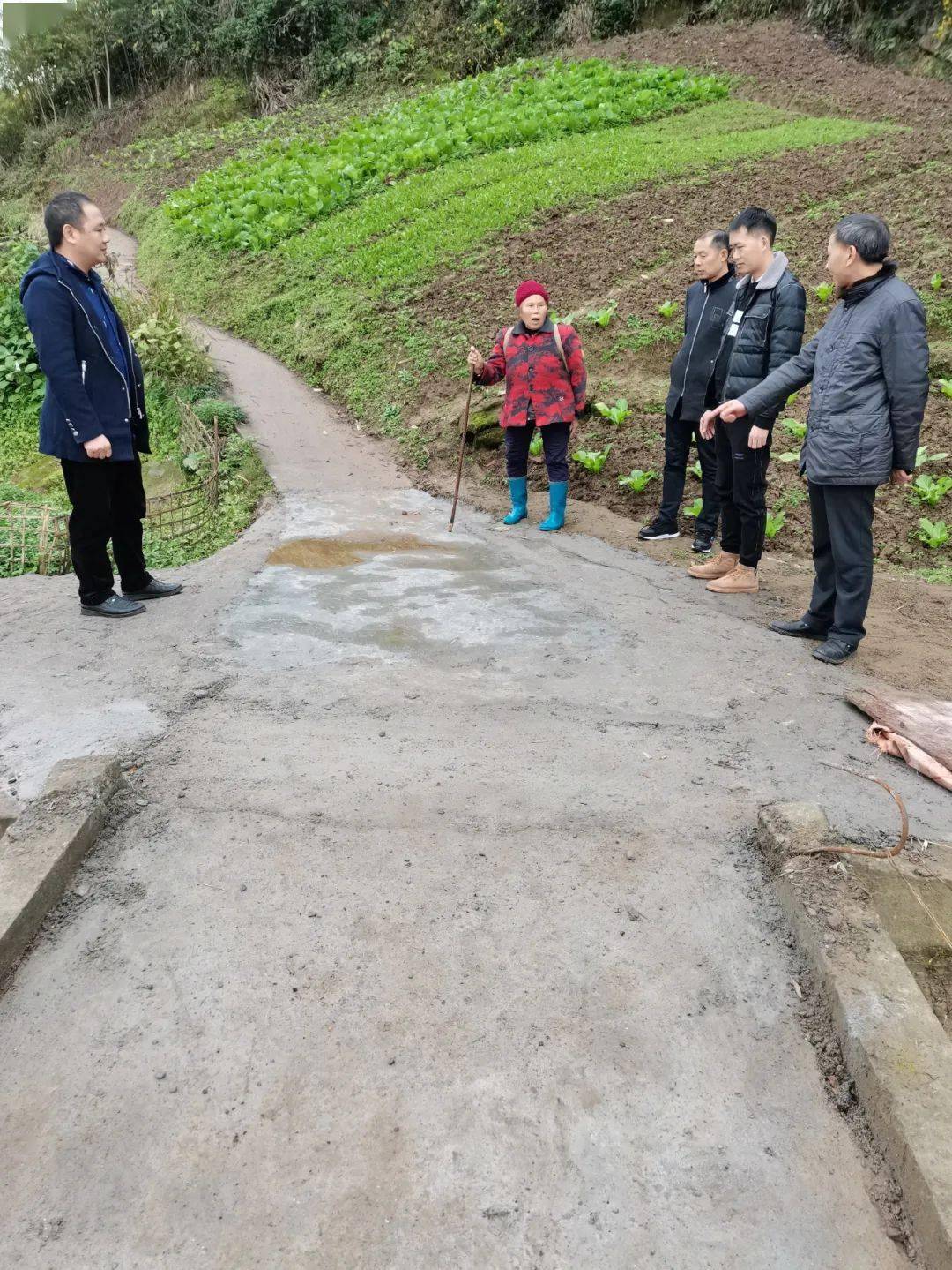 "近日,邻水县观音桥镇天宝寨社区4组居民华桂英在便民桥修通后,面对