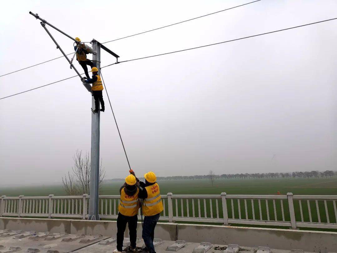 郑济铁路郑濮段首套腕臂安装成功