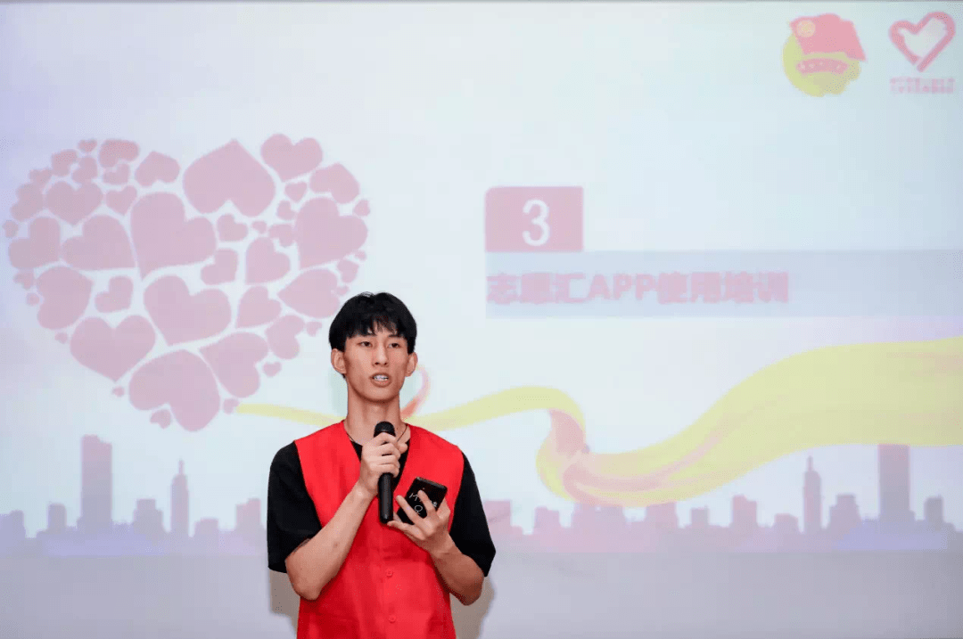 张俊磊是一名刚毕业的大学生,在2017年主动加入爱心返乡月大学生志愿