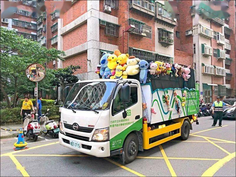 为什么垃圾车上会挂着毛绒娃娃