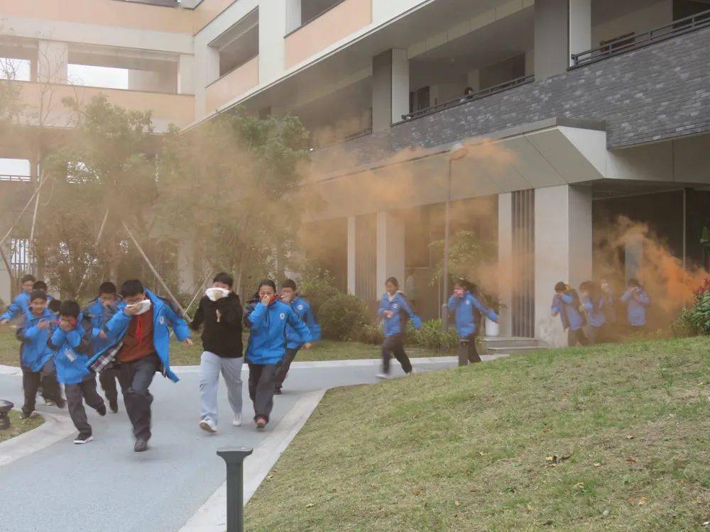 牢筑安全防火墙应急演练进校园临平一中南汇校区开展防灾减灾安全疏散