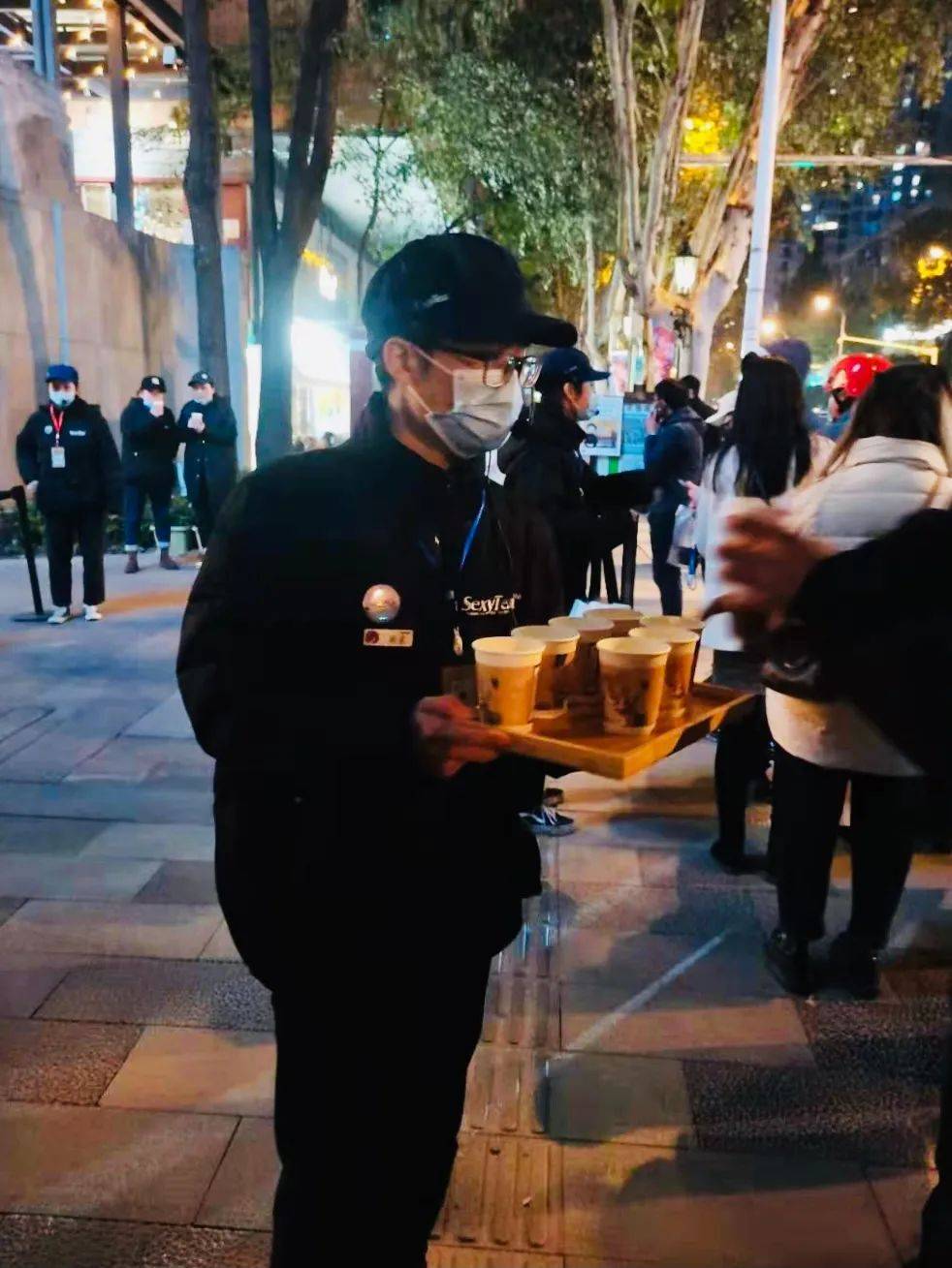 排队1小时买杯奶茶,到底值不值?