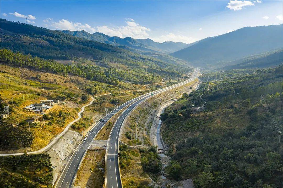 攀枝花至大理(四川境)高速公路建成通车