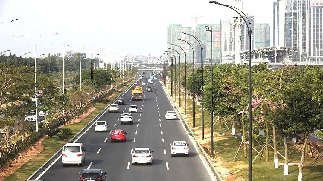 离开珠海大道跨线桥后,沿着主干道直行, 经新南屏大桥,金鸡路跨线桥