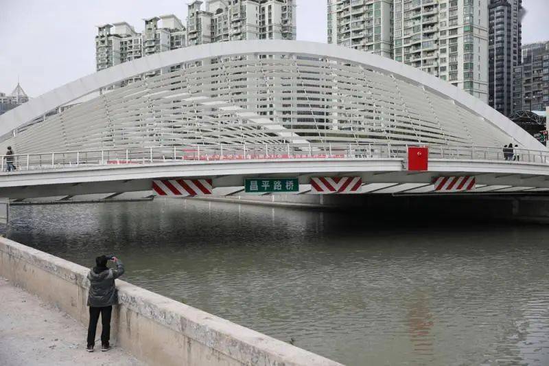 上海人赏苏州河景又多一个新去处昌平路桥今日通车人车皆可通行夜上海