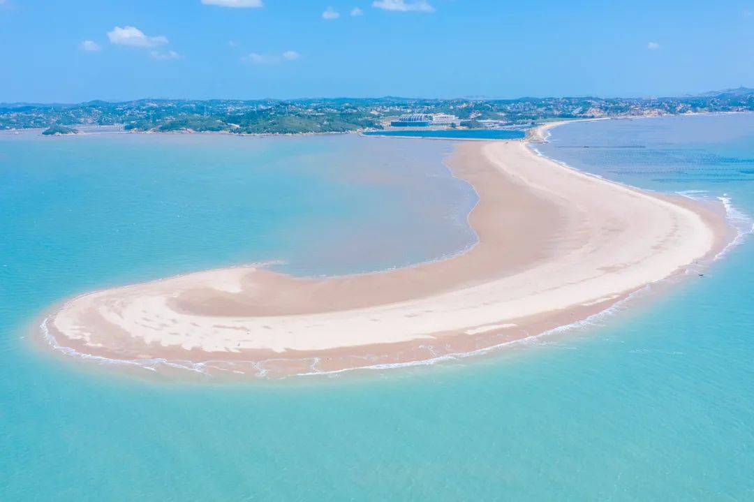 一片沙滩直接从海岸线延伸到海中央,看过去就像是大象的鼻子一般生动