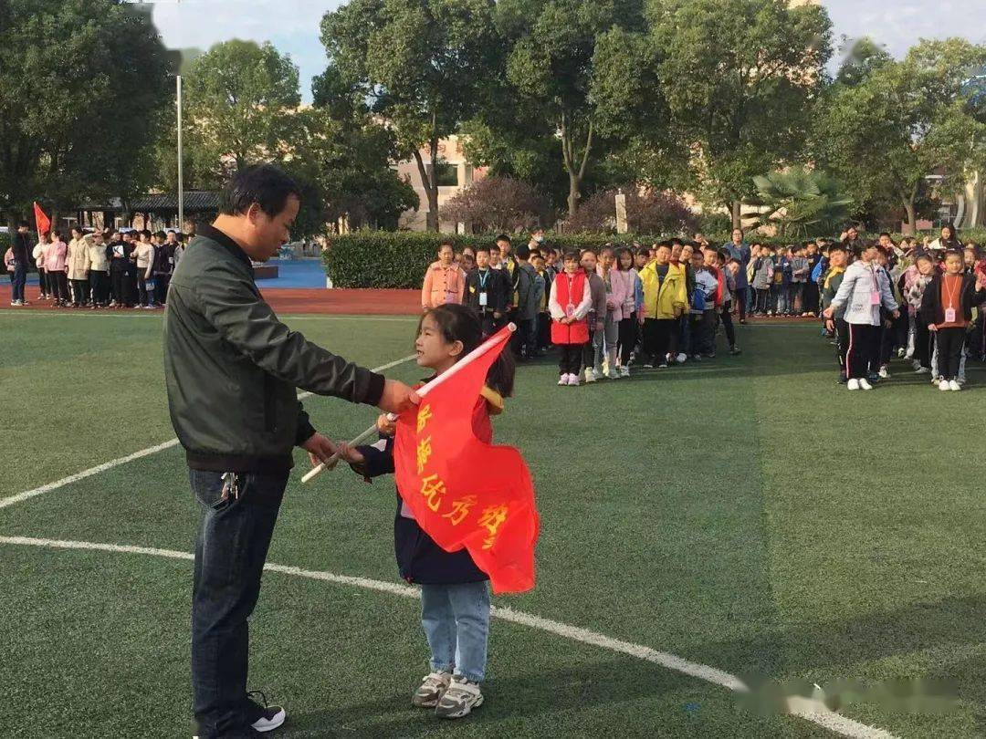每隔半个月,宝应县氾水镇中心小学都要举行优胜旗授旗仪式.