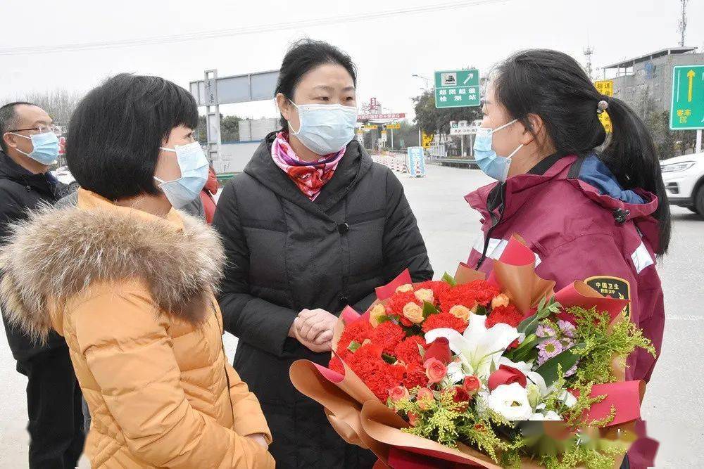 白东林,县医院总护理部副主任杨春莉及家属等人在洋县高速出口迎接