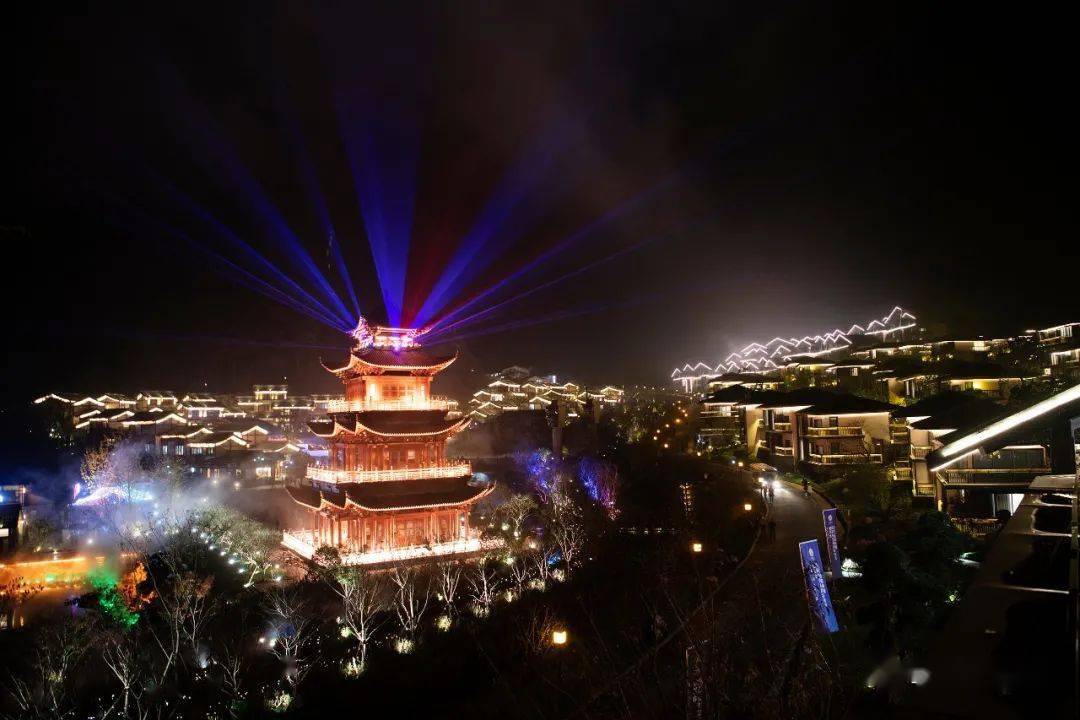 空中俯瞰葛仙山度假村夜景如璀璨星云嵌入铅山大地