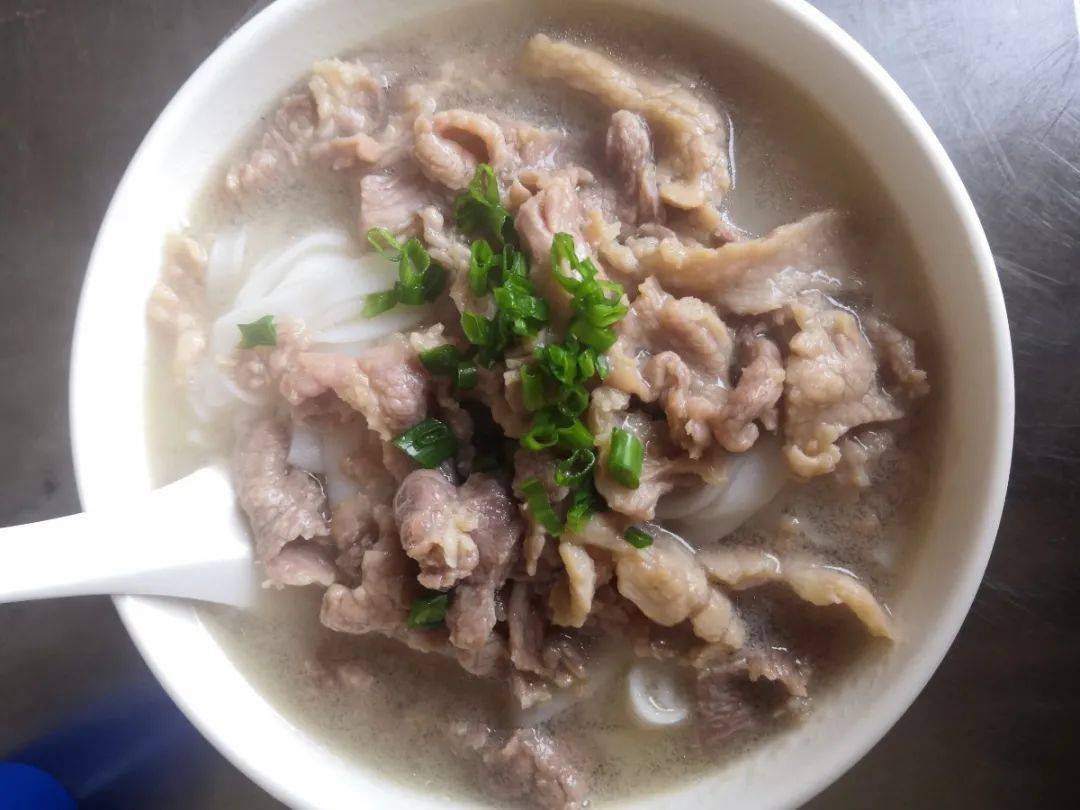 不管是瘦肉粉还是猪杂粉的分量都是一样多,这里的粉是8元的,还记得