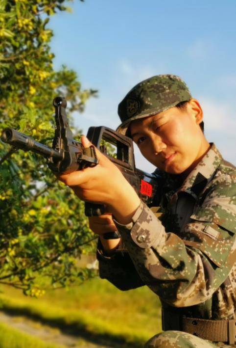 中国女军人,又美又飒