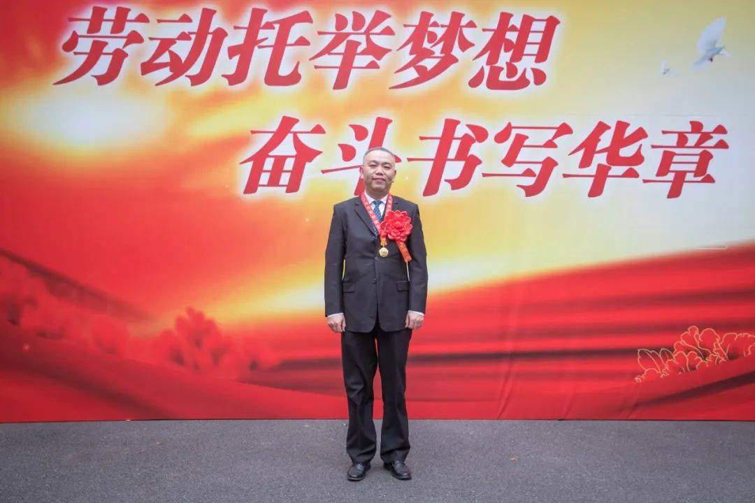 致敬奋斗者杨长勇老旧社区信息化建设的大管家