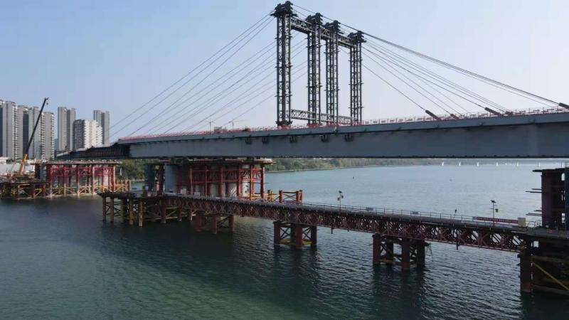 新进展柳州凤凰岭大桥首个130米大跨度顶推施工顺利完成