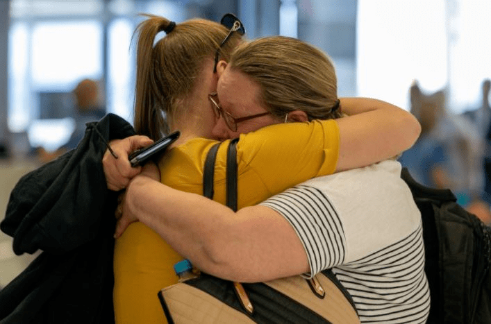 珀斯机场团聚场面感人:紧紧拥抱,满含热泪
