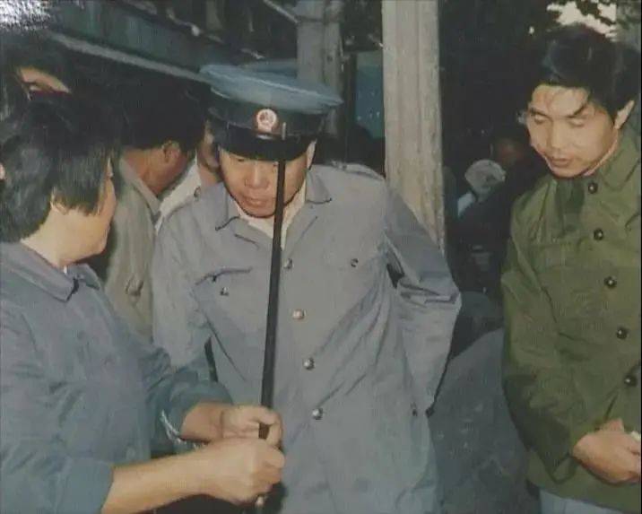 1987年,工商系统第二次换装成浅蓝色制服,并开始佩戴红盾肩章.