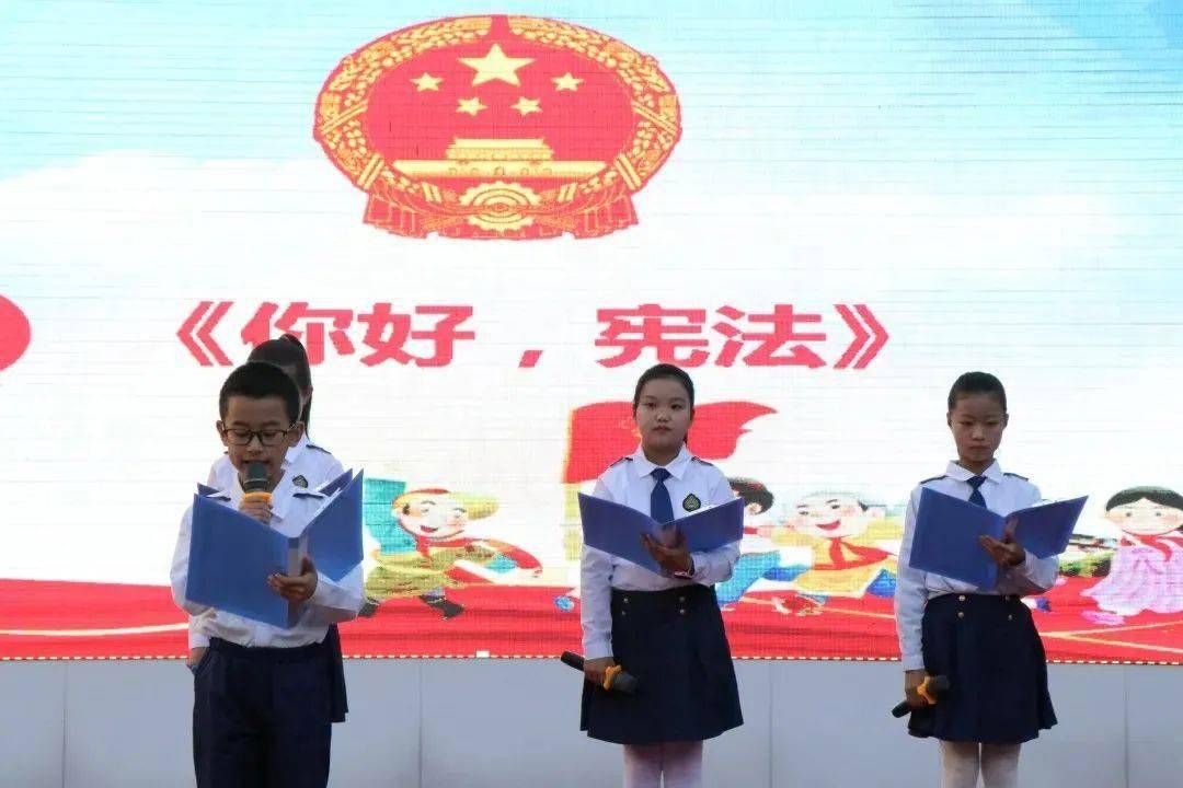 学宪法，讲宪法