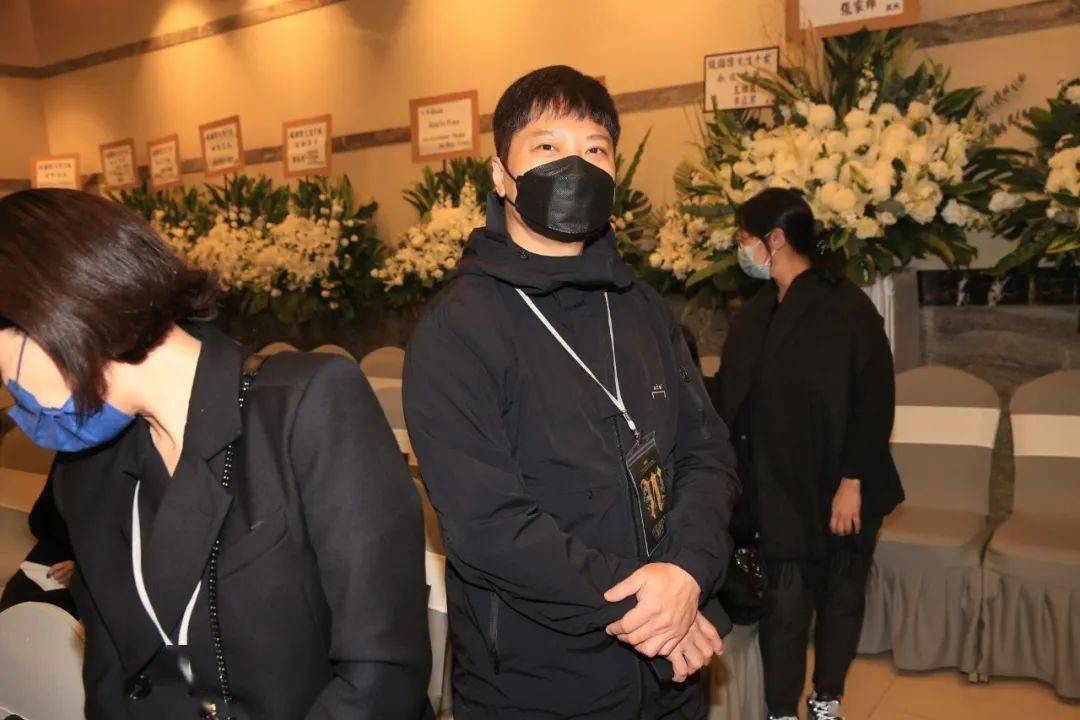 TVB金牌监制出殡，郑伊健张卫健扶灵，2岁女儿未