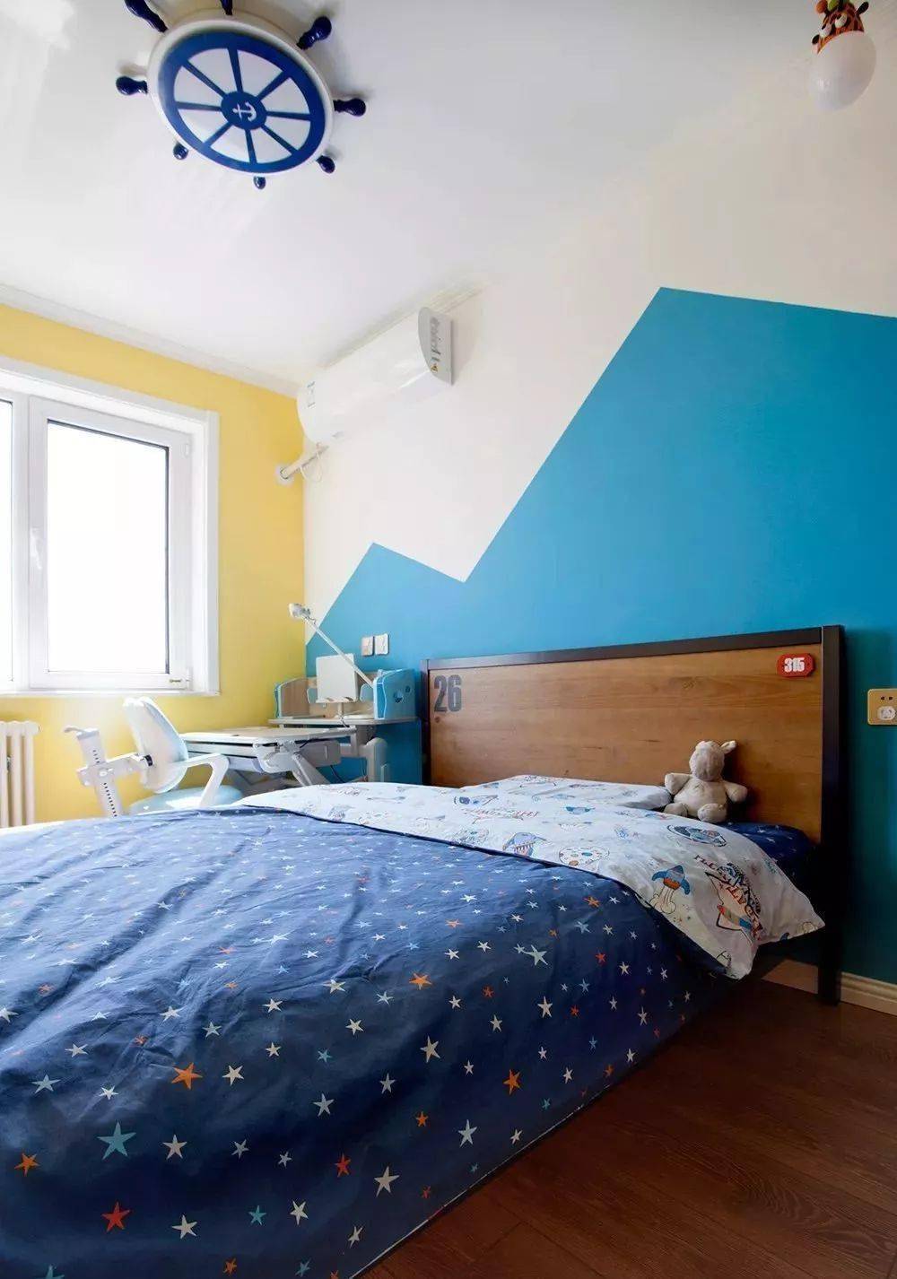 儿童房,采用天蓝色与柠檬黄的色彩搭配,蓝色山峰形状的床头背景墙