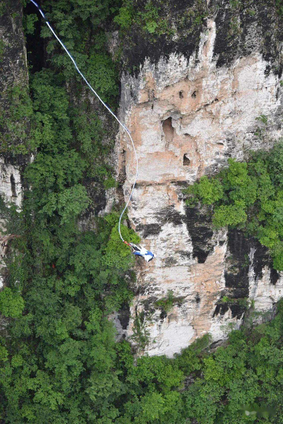 China estrena la plataforma más alta del mundo para salto bungee ...