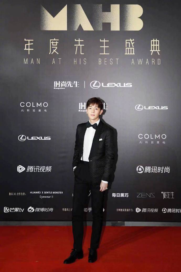 邓伦上台发表获奖感言:"谢谢时尚先生能给我这个肯定,谢谢我的粉丝们