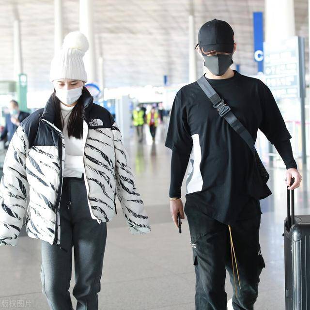 何超莲窦骁机场秀恩爱 25f107272d674555a245dbdc831b3f4f.jpeg