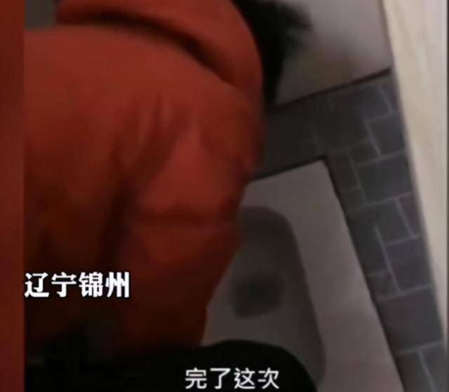 原创厕所没扫干净辽宁一跆拳道教练让学生用便池水洗脸称下次让喝