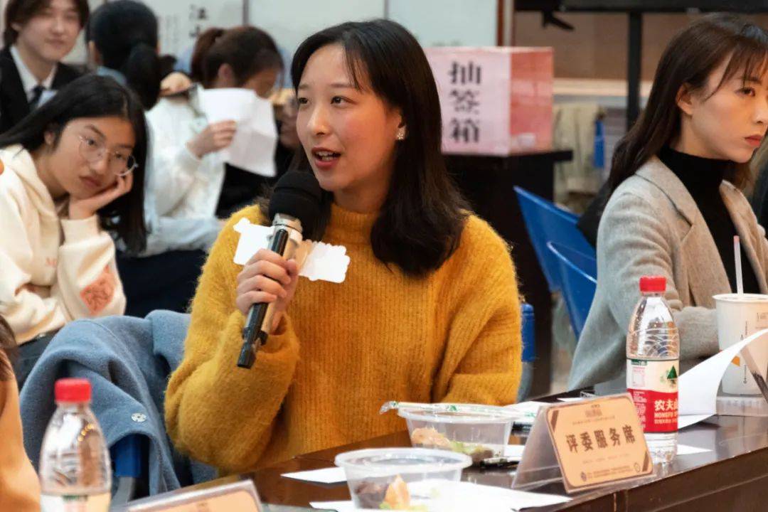 一支话筒侃侃而谈随机应变落落大方海大校园主持人