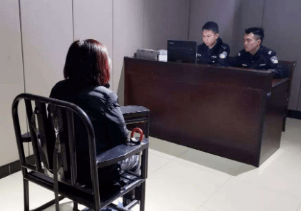 安阳1女子身穿黑棉袄站在路上拉客招嫖太大胆了吧