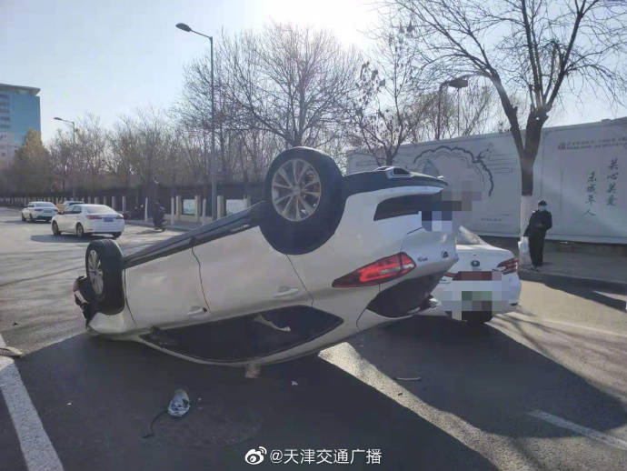 天津红旗南路上两车发生事故一车底朝天翻车