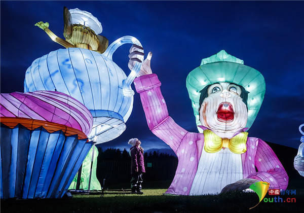 爱丽丝梦游仙境主题灯展在英国亮相巨型白兔先生现身_约克郡