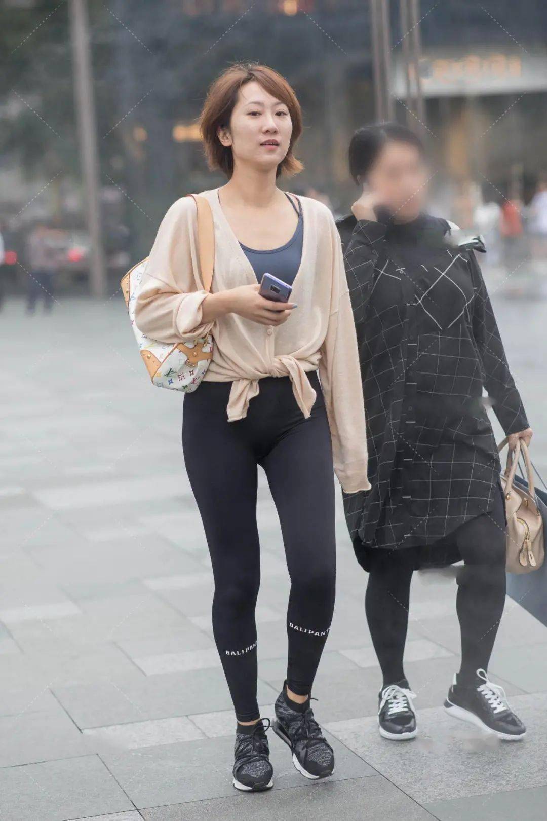 慵懒感裤子配运动鞋 b3d51e6ebff44f80b7736a0bdd3484ce.jpeg