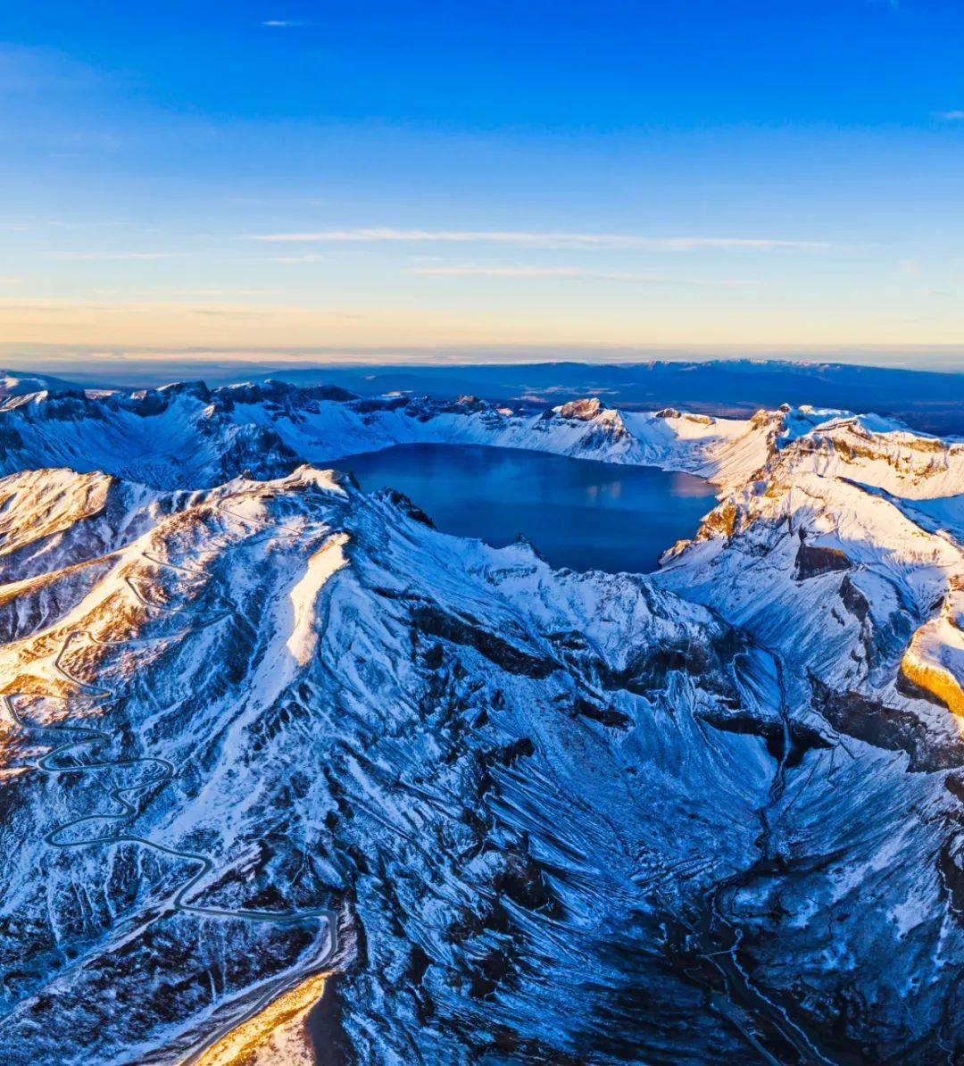 冬季的长白山整座山峰覆盖着厚厚的白雪,轻柔,松软,洁白无瑕.