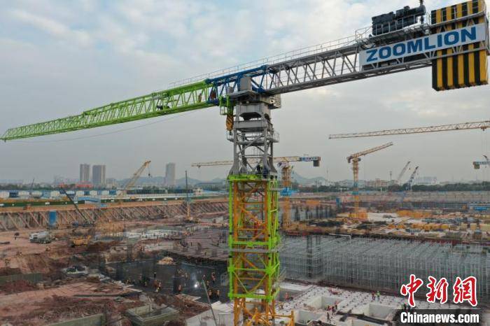 广州恒大足球场建设按下"加速键" 首台大塔吊安装完毕