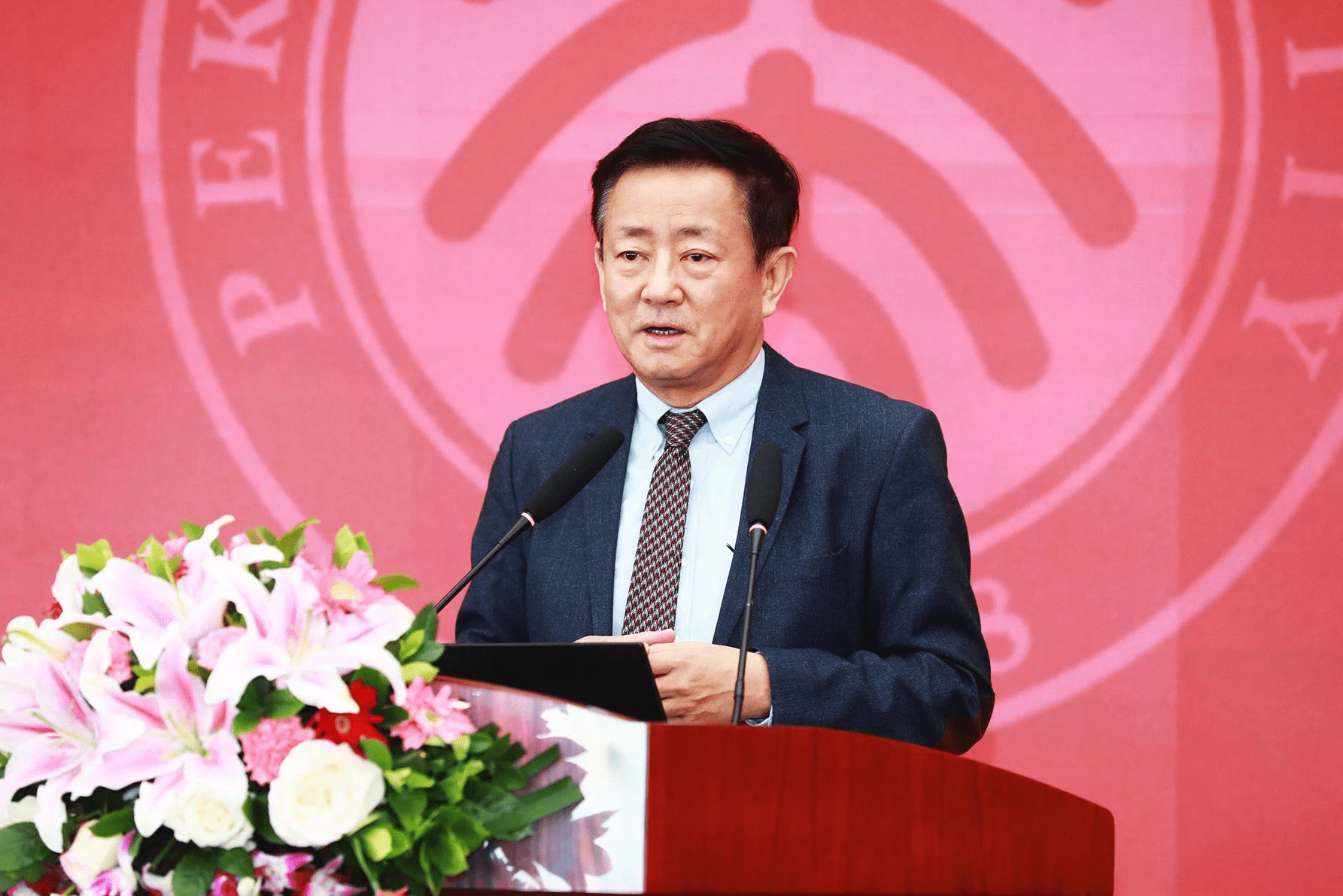 樊纲更加重视理论假说的提出经济学的学术规范与理论创新