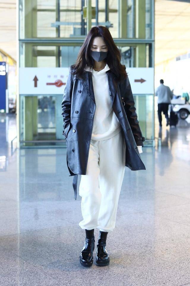王紫璇一袭白色卫衣裤子穿搭现身机场,外搭黑色皮衣率