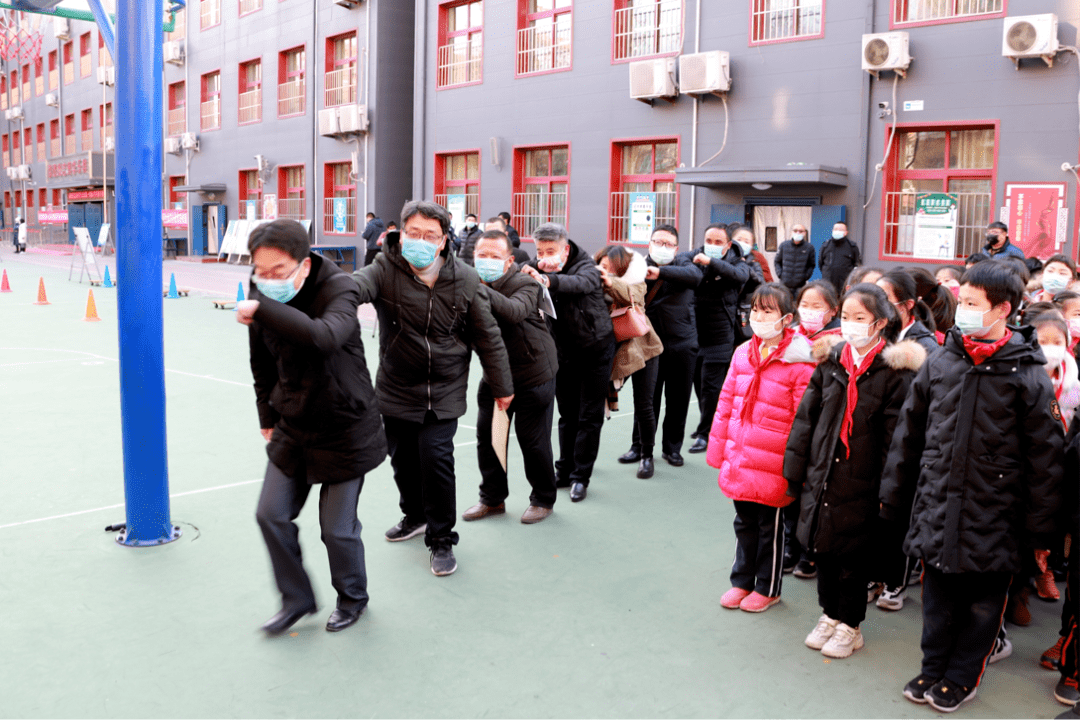 北京市通州区官园小学与北京市第一实验小学手拉手在学校操场组织举办