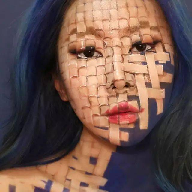 她通过水彩画,造出一些惊人的彩妆效果,眼睛和整体脸部都被她扭曲,她