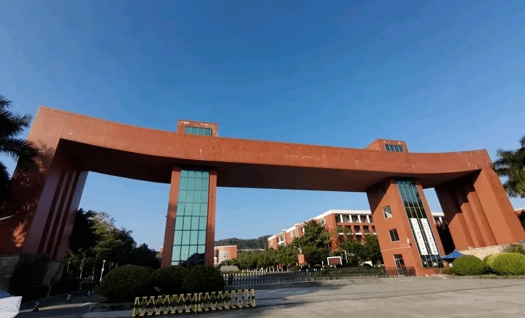 难道是要上新" 广州华商学院"的校牌了吗?  下图