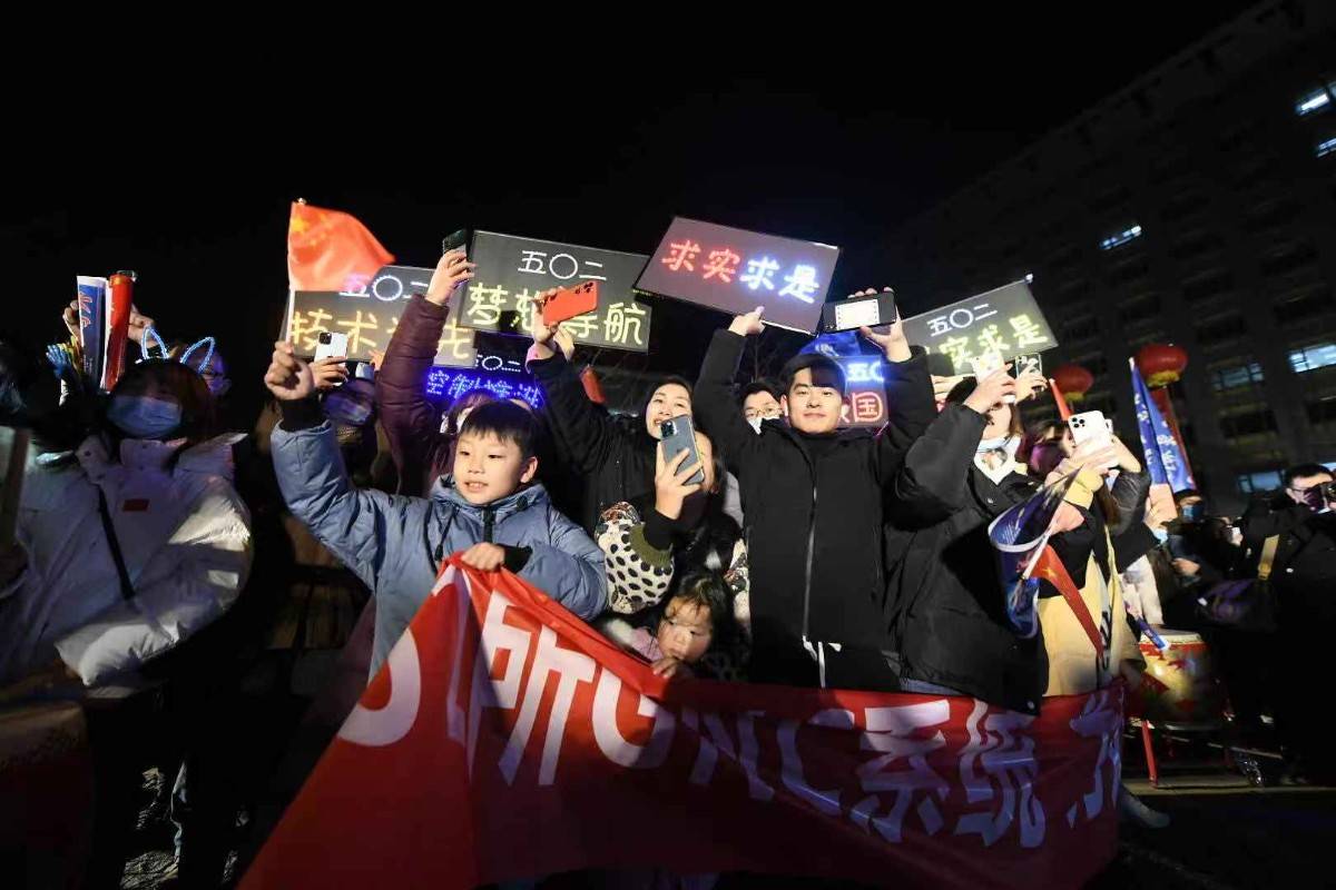 嫦娥|实拍嫦娥五号返回器回“娘家”，“娘家人”热烈欢迎变追星现场