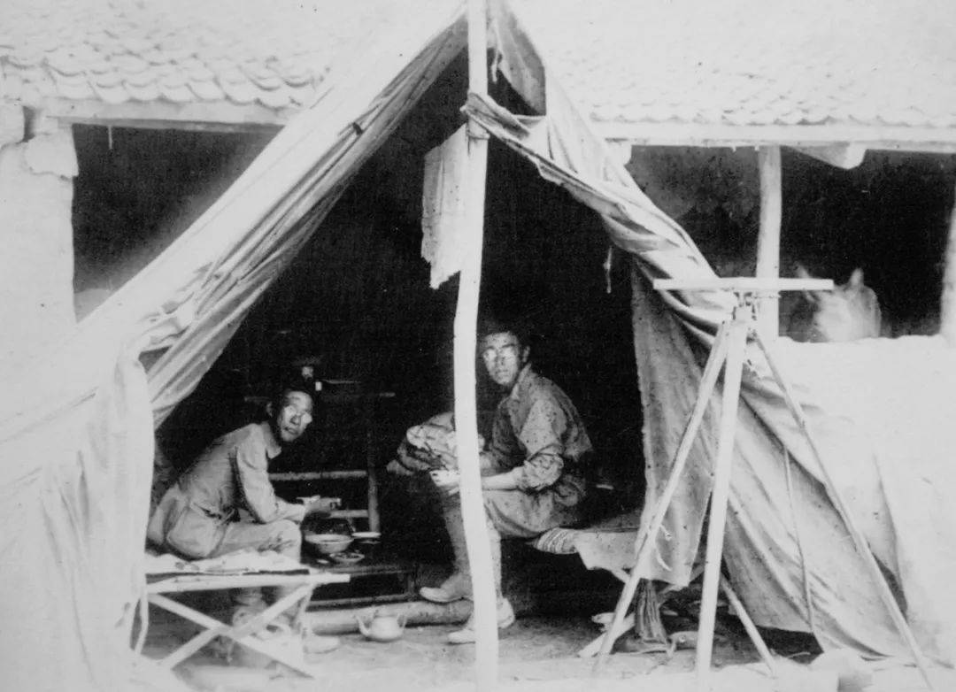 1921年,翁文灏,谢家荣摄)  海原本土作家石舒清老师  在海原大地震