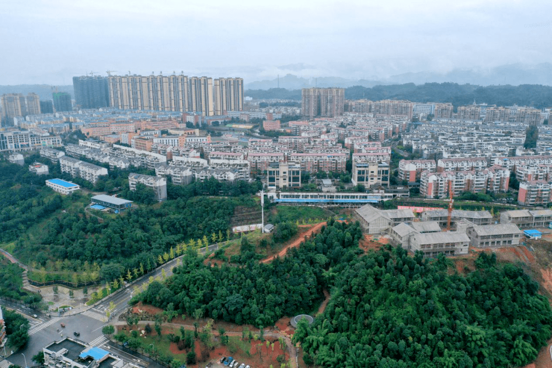 四川省宜宾市的屏山县是国家扶贫开发重点县,乌蒙山集中连片特困地区