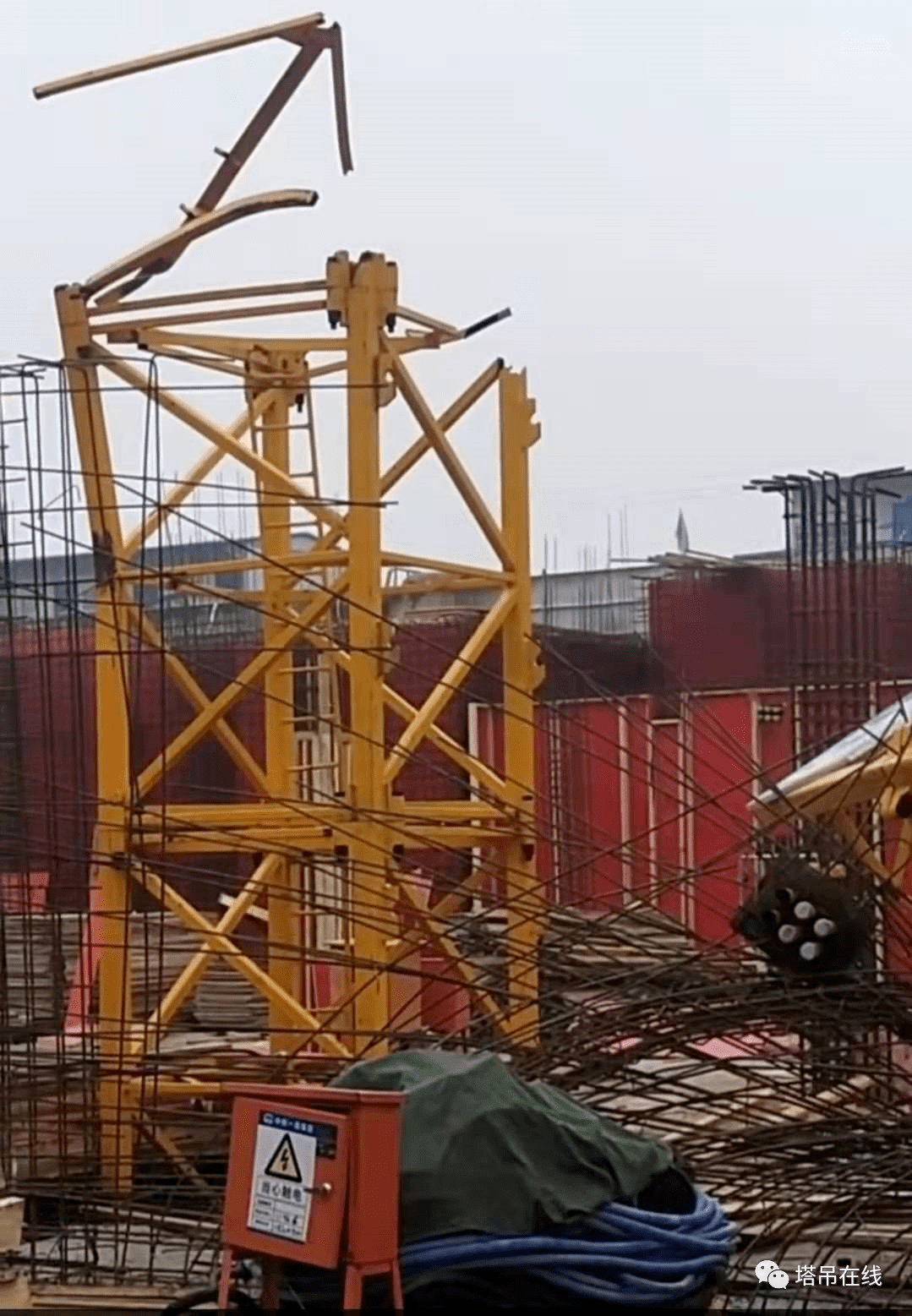 事故快报 | 12月14日山东济宁一在建工地塔吊发生倒塌