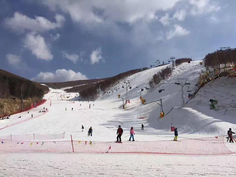 使万龙滑雪场成为中国开放最早,雪期最长,雪质最佳的滑雪场.